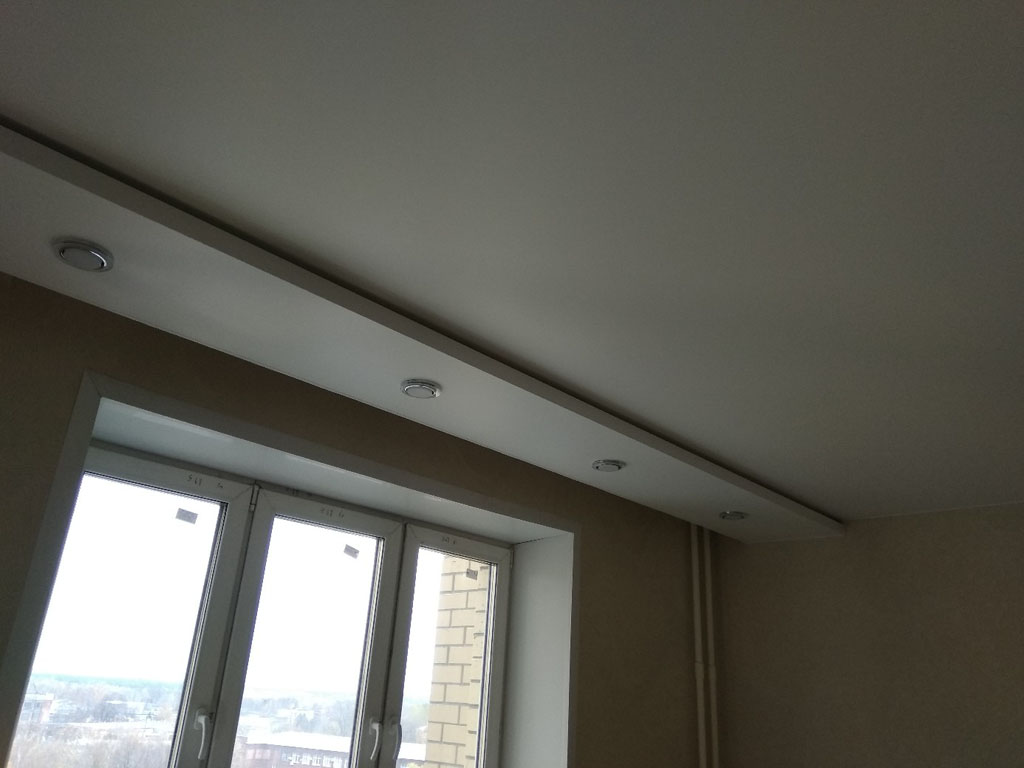натяжной потолок с точечными светильниками фото