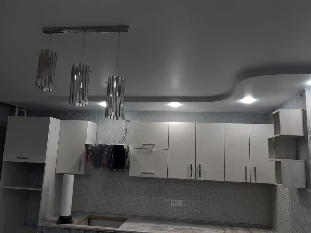 натяжной потолок для кухни со светильниками