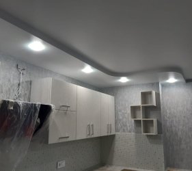 готовые решения натяжных потолков на кухне